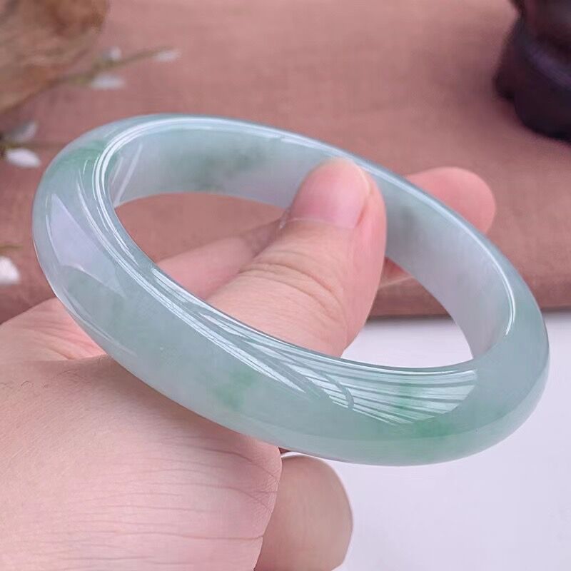 Lighting - Myanmar, enkelkleurige - lichtgekleurde olie-jade armband,